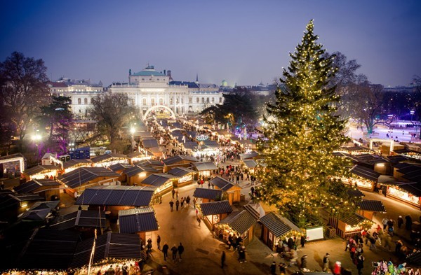 Chợ Giáng sinh Vienna thu hút sự quan tâm của cả người lớn lẫn trẻ nhỏ.